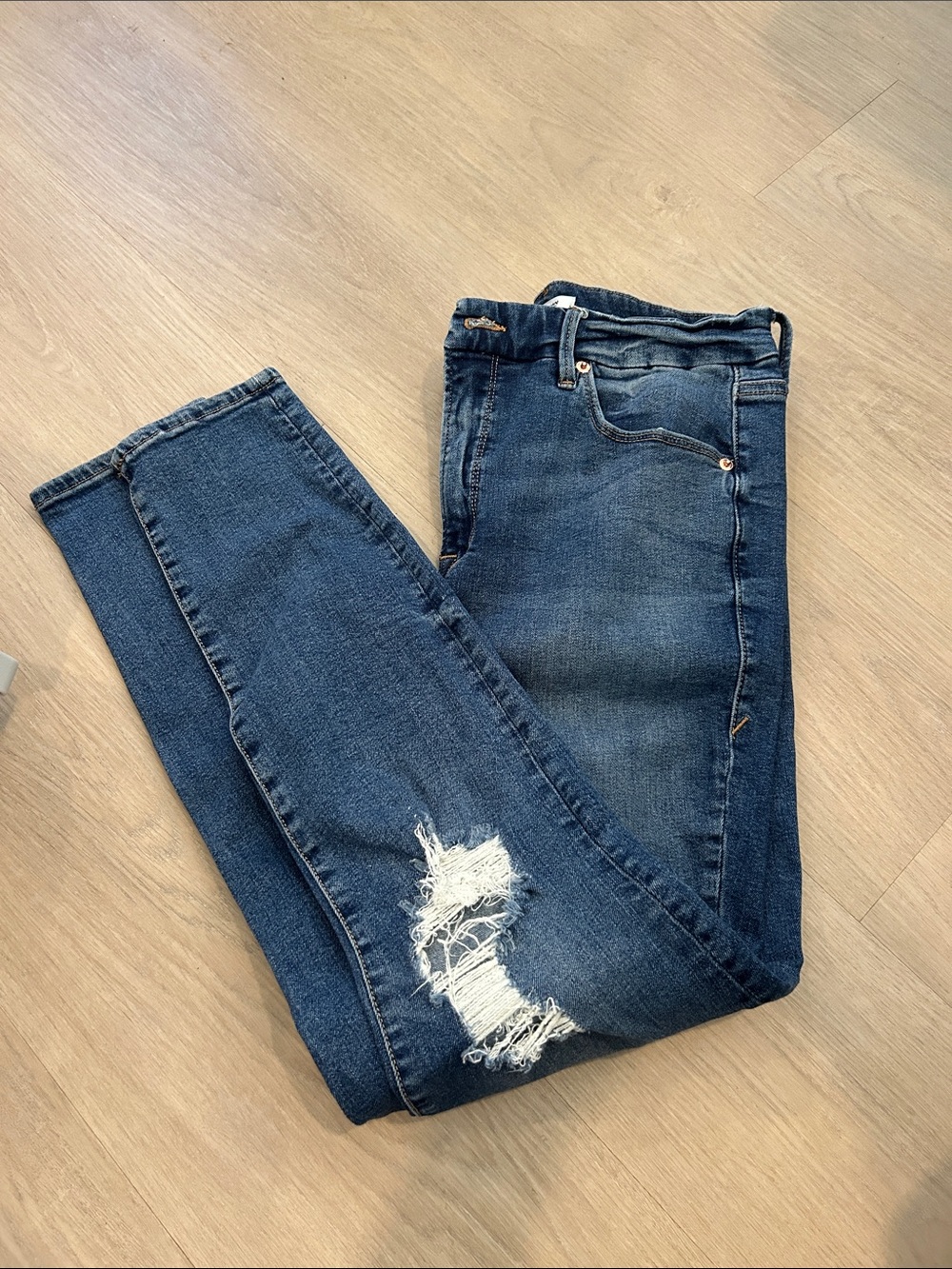 Good American Dark Blue Skinny Jeans with Distressed Knee